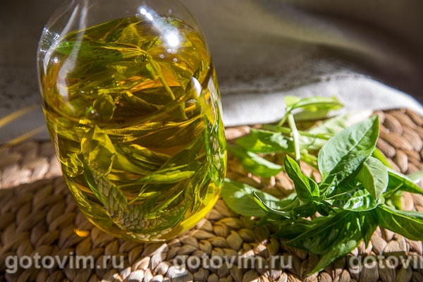 Оливковое масло с чесноком и свежим базиликом. Фотография рецепта