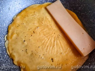 Яичный рулет с сыром и колбасой, Шаг 06
