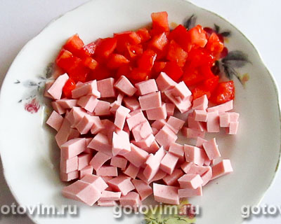 Омлет, фаршированный колбасой и помидорами, в мультиварке, Шаг 01