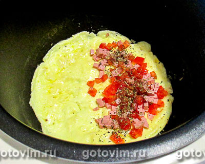 Омлет, фаршированный колбасой и помидорами, в мультиварке, Шаг 05