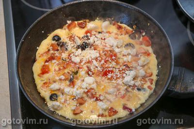 Греческий омлет с помидорами, маслинами и брынзой, Шаг 08