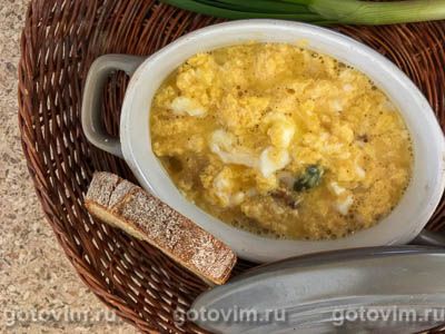 Омлет пашот с ряженкой, черным хлебом и каперсами