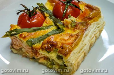 Открытый пирог из слоеного теста с лососем, брокколи и спаржей. Фото-рецепт
