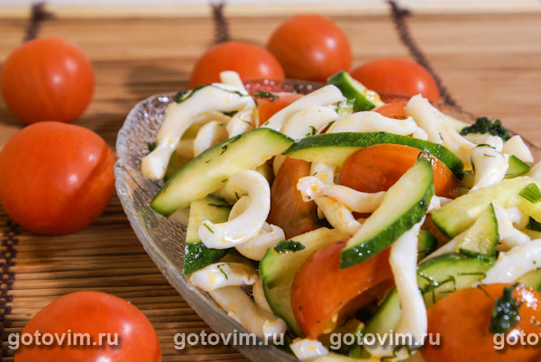 Острый овощной салат с кальмарами. Фотография рецепта