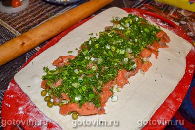 Пирог из слоеного теста с лососем и зеленым горошком, Шаг 03