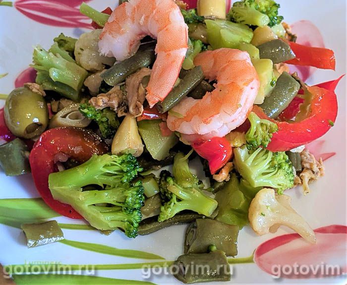 Овощной салат с креветками и мидиями. Фотография рецепта