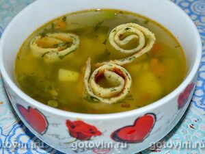 Суп из овощной смеси с яичными блинчикам