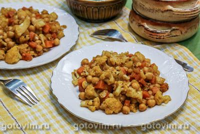 Карри из цветной капусты с картофелем и нутом