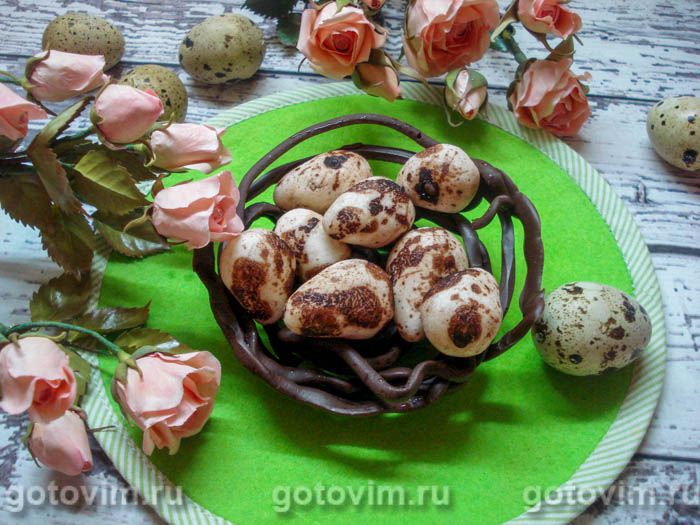 Пасхальные украшения - сахарные яйца в шоколадном гнездышке. Фотография рецепта