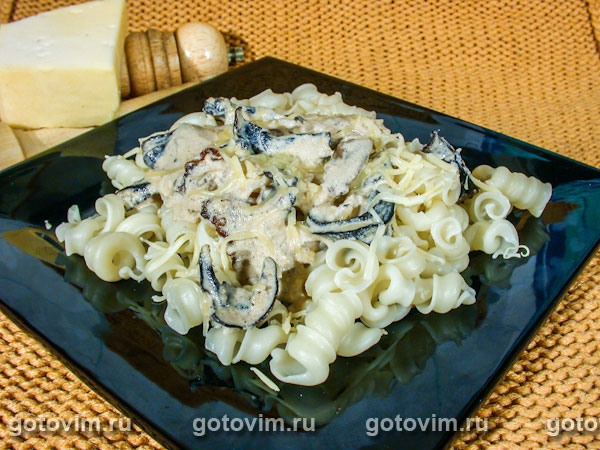 Макароны с сырно-грибным соусом. Фотография рецепта