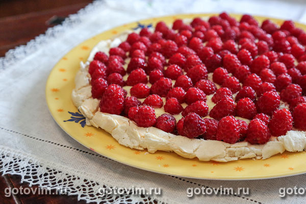 Торт «Павлова» с малиновым конфитюром и заварным кремом. Фотография рецепта