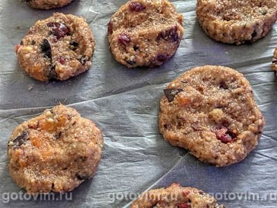 Ореховое печенье с сухофруктами и шоколадом, Шаг 04