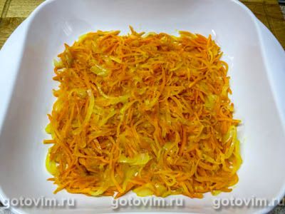Пелядь, запеченная с морковью и луком под сырной корочкой в духовке, Шаг 04