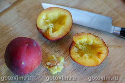 Десерт из персиков, запеченных с творогом, грецкими орехами и медом, Шаг 06