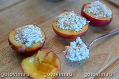 Десерт из персиков, запеченных с творогом, грецкими орехами и медом, Шаг 07