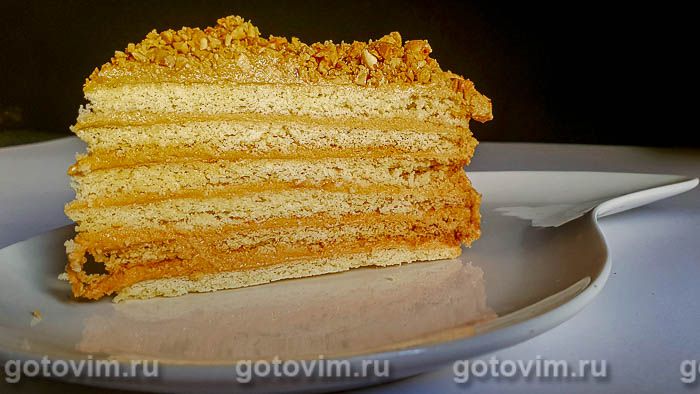 Песочный торт с карамельным кремом и жареным миндалем. Фотография рецепта