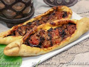 Турецкие лепешки пиде с баклажанами и помидорами