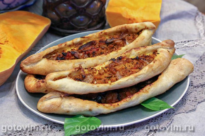 Турецкие лепешки пиде с тыквой и карамелизированным луком. Фотография рецепта