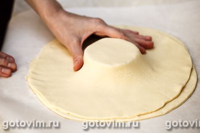 Пирог с запеченным сыром бри и колбасками, Шаг 02