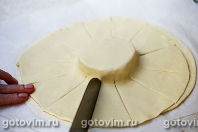 Пирог с запеченным сыром бри и колбасками, Шаг 03