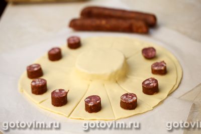 Пирог с запеченным сыром бри и колбасками, Шаг 04