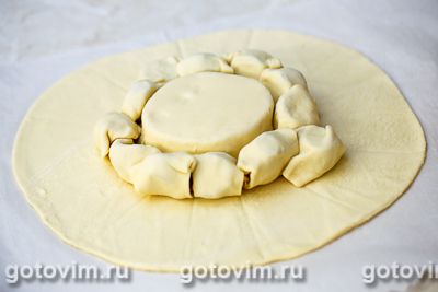 Пирог с запеченным сыром бри и колбасками, Шаг 05