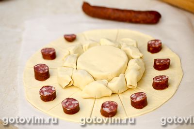 Пирог с запеченным сыром бри и колбасками, Шаг 06