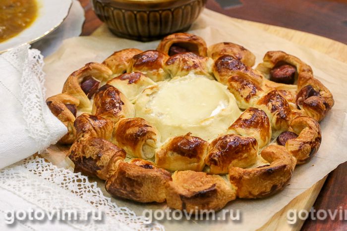 Пирог с запеченным сыром бри и колбасками. Фотография рецепта