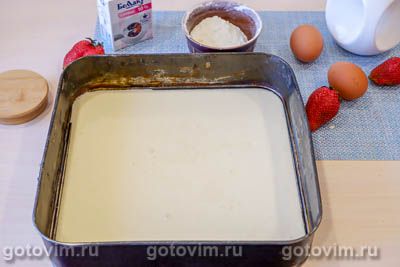 Пирог с клубникой, сливками и корочкой из взбитых белков, Шаг 04
