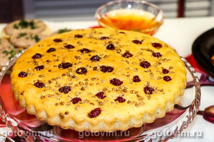 Постный пирог с сушеной вишней и орехами. Фотография рецепта