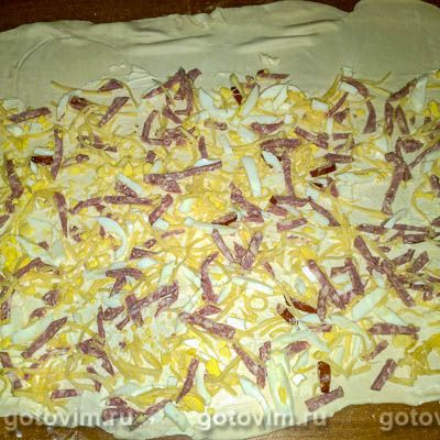 Пирожки из слоеного теста с колбасой и сыром, Шаг 06