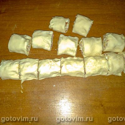 Пирожки из слоеного теста с колбасой и сыром, Шаг 08