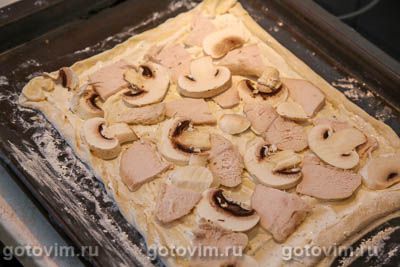 Пицца из готового слоеного теста с курицей, грибами и сыром , Шаг 06