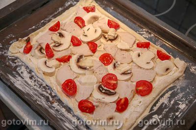 Пицца из готового слоеного теста с курицей, грибами и сыром , Шаг 07
