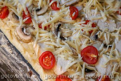Пицца из готового слоеного теста с курицей, грибами и сыром , Шаг 09