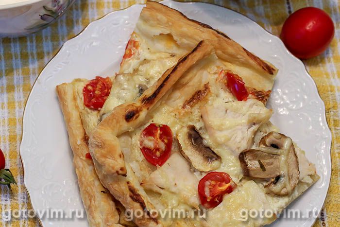 Пицца из готового слоеного теста с курицей, грибами и сыром . Фотография рецепта