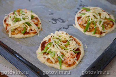 Мини-пицца из теста на кефире с креветками, Шаг 10