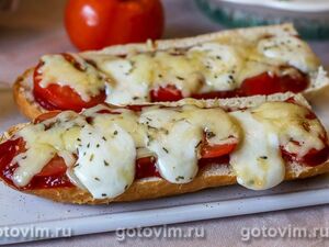 Пицца на багете с помидорами и сыром моцарелла
