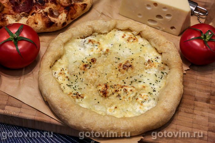 Сырная пицца с сырным бортиком. Фотография рецепта