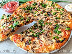 Пицца с грибами и карамелизированным лук