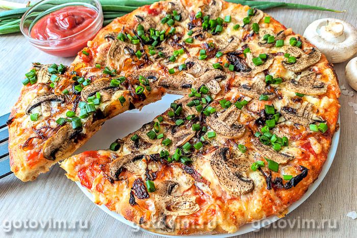 Пицца с грибами и карамелизированным луком. Фотография рецепта