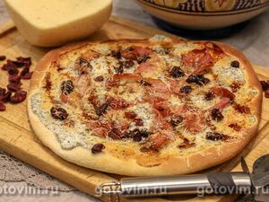 Пицца с сыровяленой ветчиной и клюквой