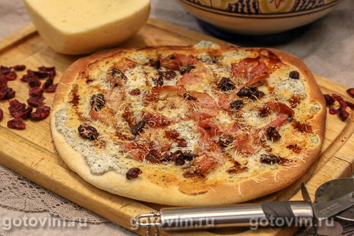 Пицца с сыровяленой ветчиной и клюквой. Фотография рецепта