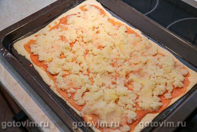 Пицца из готового теста с колбасой и картофельным пюре, Шаг 06