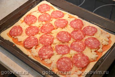 Пицца из готового теста с колбасой и картофельным пюре, Шаг 07