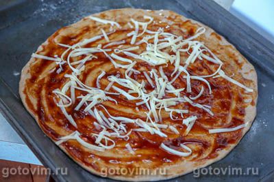 Пицца из ржаного теста с беконом, колбасками для жарки и сладким перцем, Шаг 07