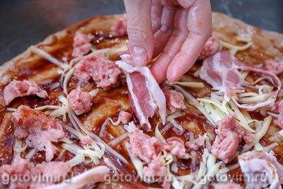 Пицца из ржаного теста с беконом, колбасками для жарки и сладким перцем, Шаг 09