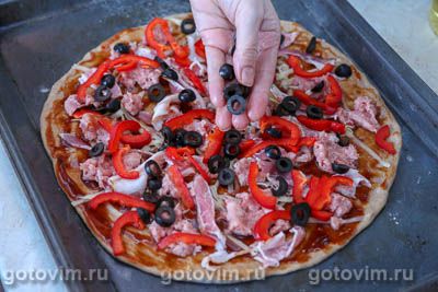 Пицца из ржаного теста с беконом, колбасками для жарки и сладким перцем, Шаг 10