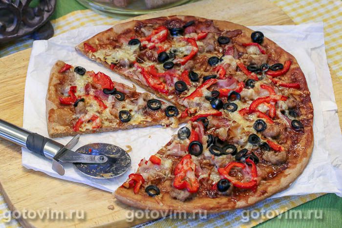 Пицца из ржаного теста с беконом, колбасками для жарки и сладким перцем. Фотография рецепта