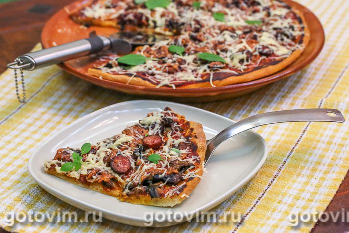 Тонкая пицца с грибами и охотничьими колбасками. Фотография рецепта